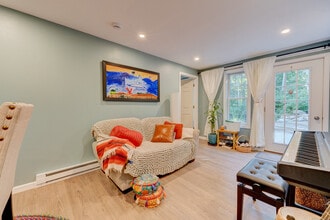 404 Bassetts Bridge Rd, Unit Guest Bedroom in Mansfield Center, CT - Building Photo - Building Photo