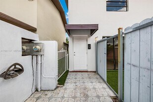 1283 W 42nd St in Hialeah, FL - Building Photo