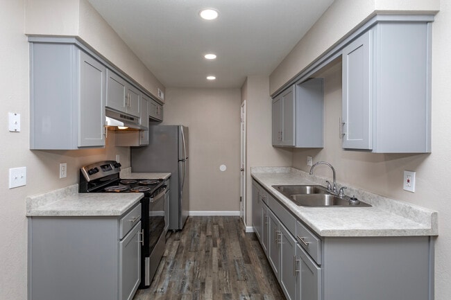 Meadowbrook Apartments in Reedley, CA - Building Photo - Interior Photo