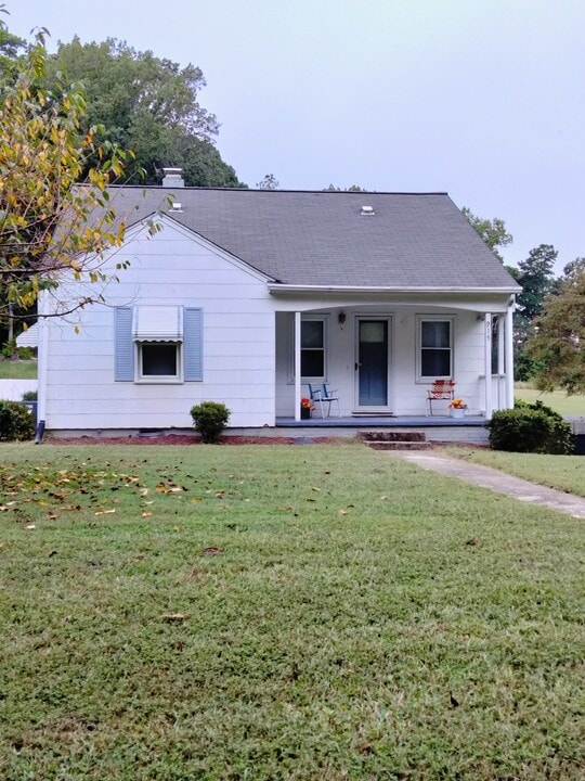 915 Bales Chapel Rd in Jamestown, NC - Building Photo