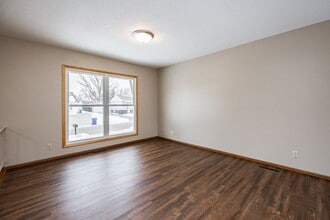 6507 Laurel Ln NE in Cedar Rapids, IA - Building Photo - Building Photo