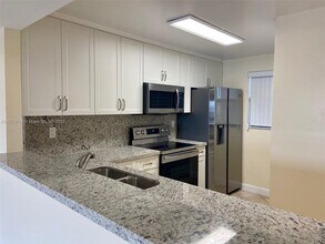 8881 Fontainebleau Blvd-Unit -307-A in Miami, FL - Foto de edificio - Building Photo