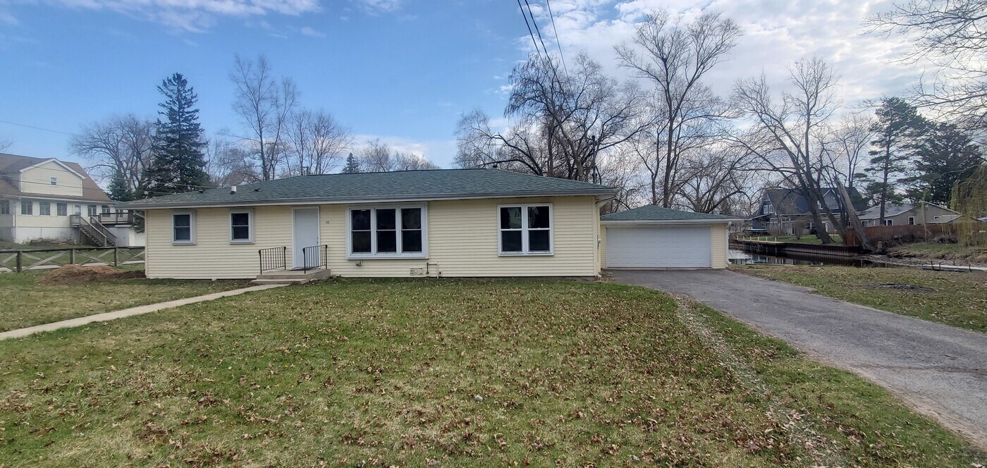 112 Scenic Rd in Fox Lake, IL - Building Photo