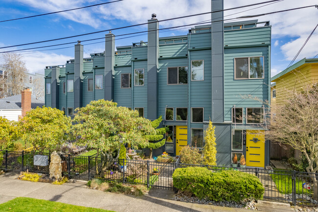 ALKI TOWNHOUSES in Seattle, WA - Building Photo - Building Photo