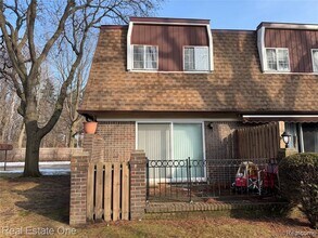 37035 E Aragona Dr in Clinton Township, MI - Building Photo - Building Photo