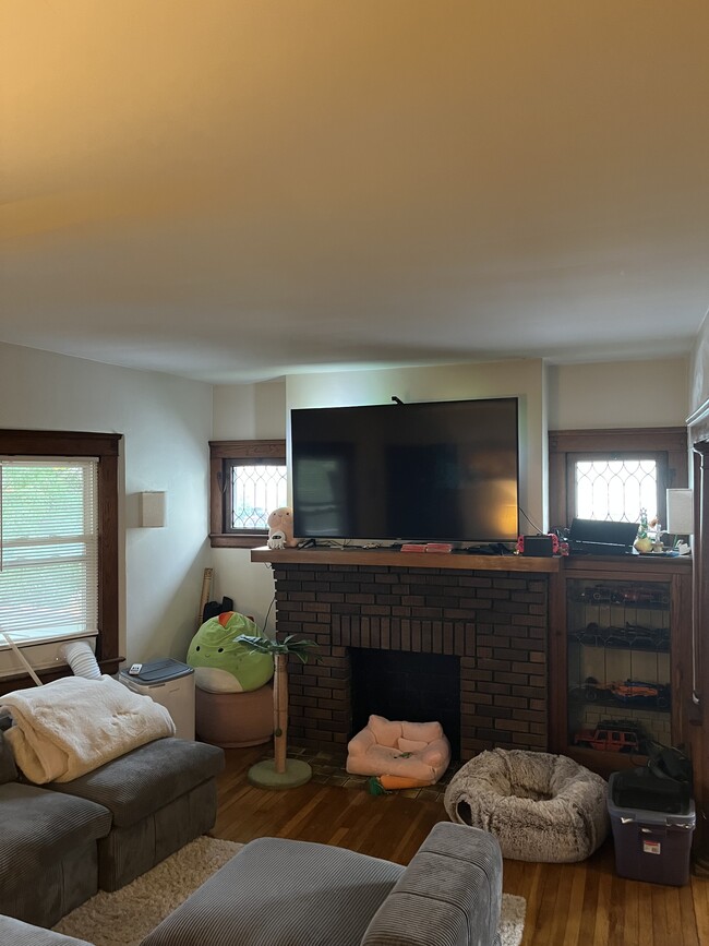 2042 Richland Ave, Unit 1 in Lakewood, OH - Building Photo - Building Photo