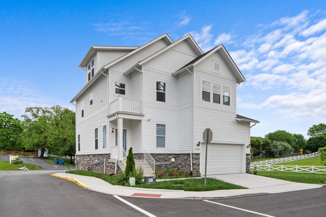 43822 Jenkins Ln in Ashburn, VA - Building Photo