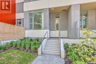 25 Holly St in Toronto, ON - Building Photo