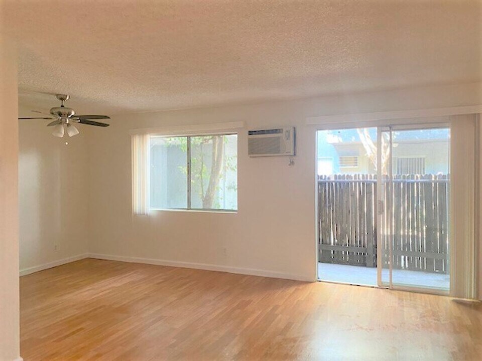 13825 Vanowen St in Los Angeles, CA - Building Photo