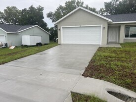 18 Maple Ln in Ocklawaha, FL - Building Photo