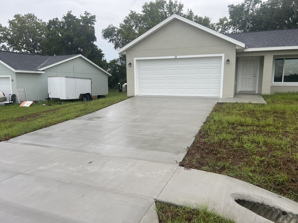 18 Maple Ln in Ocklawaha, FL - Building Photo