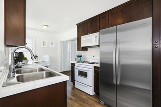 151 N Edgemont St, Unit 151 in Los Angeles, CA - Building Photo - Building Photo