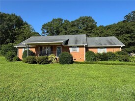 2300 Colham Ferry Rd in Watkinsville, GA - Building Photo