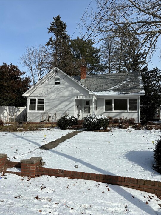 438 Marcy Ave in Riverhead, NY - Building Photo