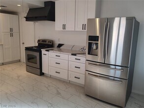 2005 E Oakey Blvd in Las Vegas, NV - Building Photo - Building Photo