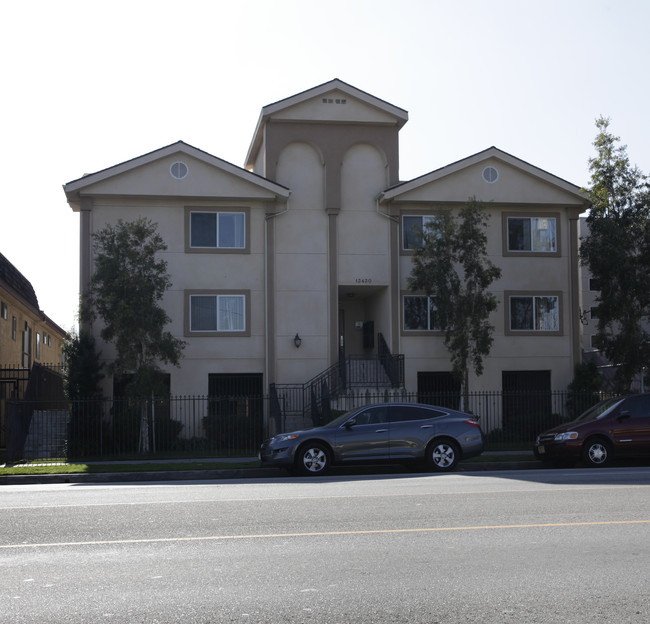 13430 Victory Blvd in Van Nuys, CA - Building Photo - Building Photo