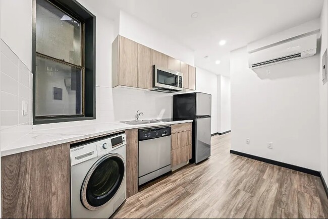 439 W 46th St