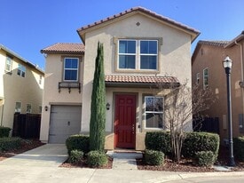 1587 Etchings Way in Clovis, CA - Building Photo