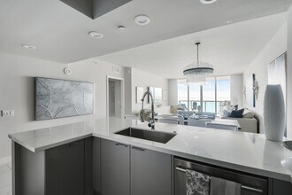 2650 Lake Shore Dr in West Palm Beach, FL - Building Photo - Building Photo