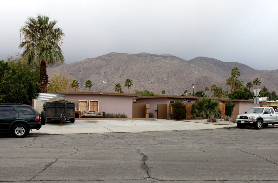 1799 E Arenas Rd in Palm Springs, CA - Foto de edificio