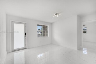 6372 SW 32nd St in Miami, FL - Foto de edificio - Building Photo