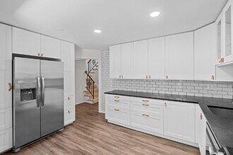 505 Meadow Hall Dr in Rockville, MD - Building Photo - Building Photo