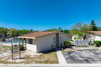 Woodgate Condos in Naples, FL - Foto de edificio - Building Photo