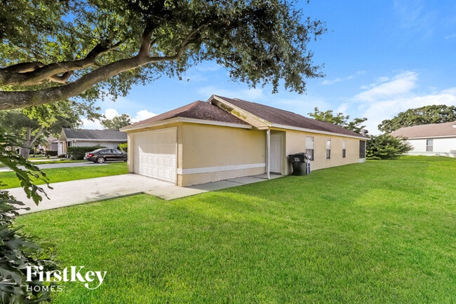 2047 Windward Pass in Lakeland, FL - Building Photo - Building Photo