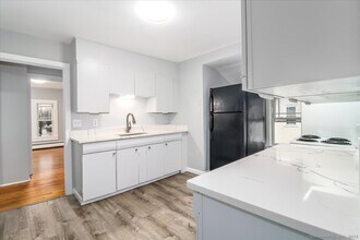 9 Nicholas Square in New Milford, CT - Building Photo - Building Photo