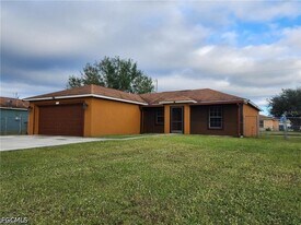 573 Bell Blvd in Lehigh Acres, FL - Building Photo