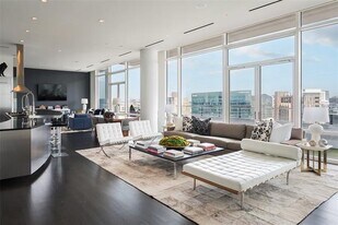 2430 Victory Park Ln in Dallas, TX - Building Photo