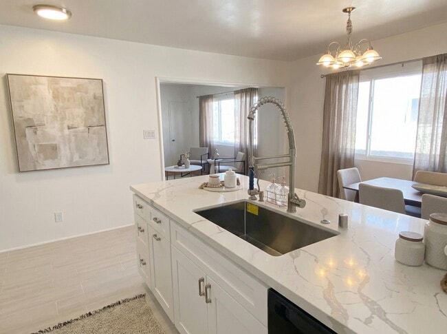 325 E Stocker St in Glendale, CA - Foto de edificio - Building Photo