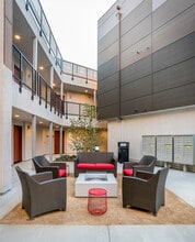 YOLO East in Thousand Oaks, CA - Foto de edificio - Building Photo