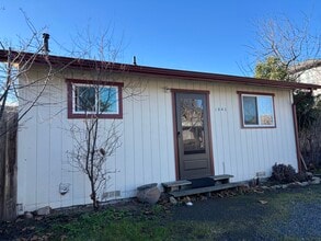 1043 E Main St in Ashland, OR - Building Photo - Building Photo