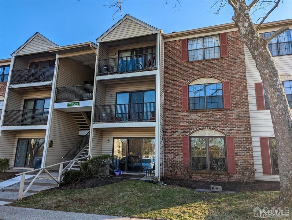 259 Hampshire Ct in Piscataway, NJ - Building Photo