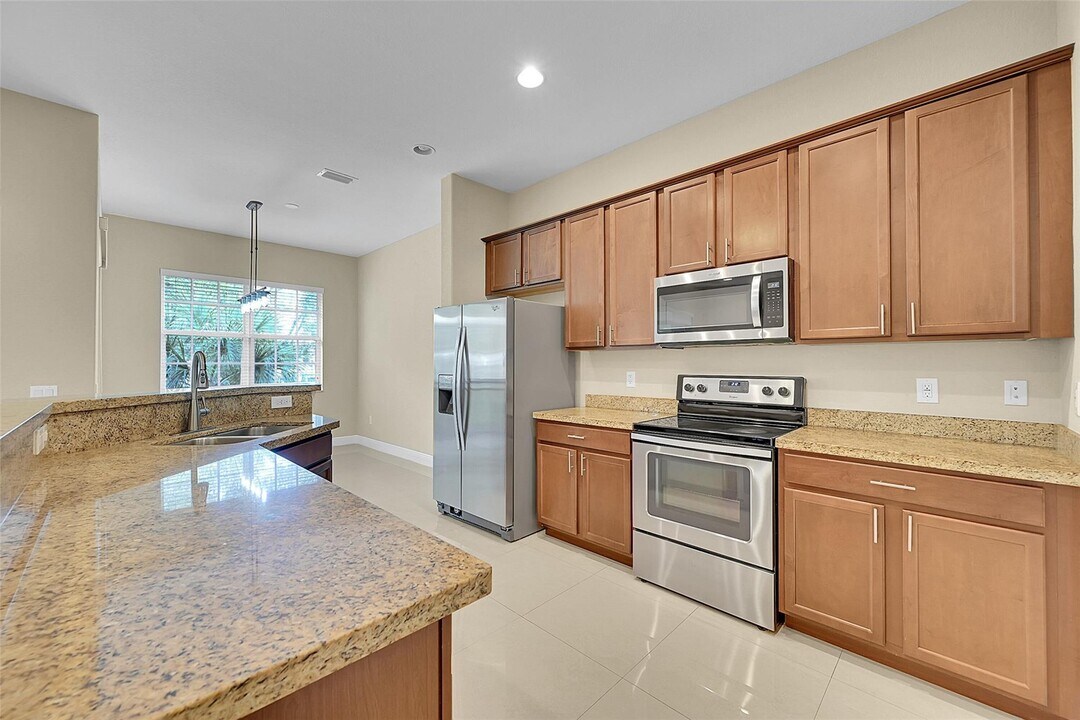 12805 NW 83rd Ct in Parkland, FL - Building Photo