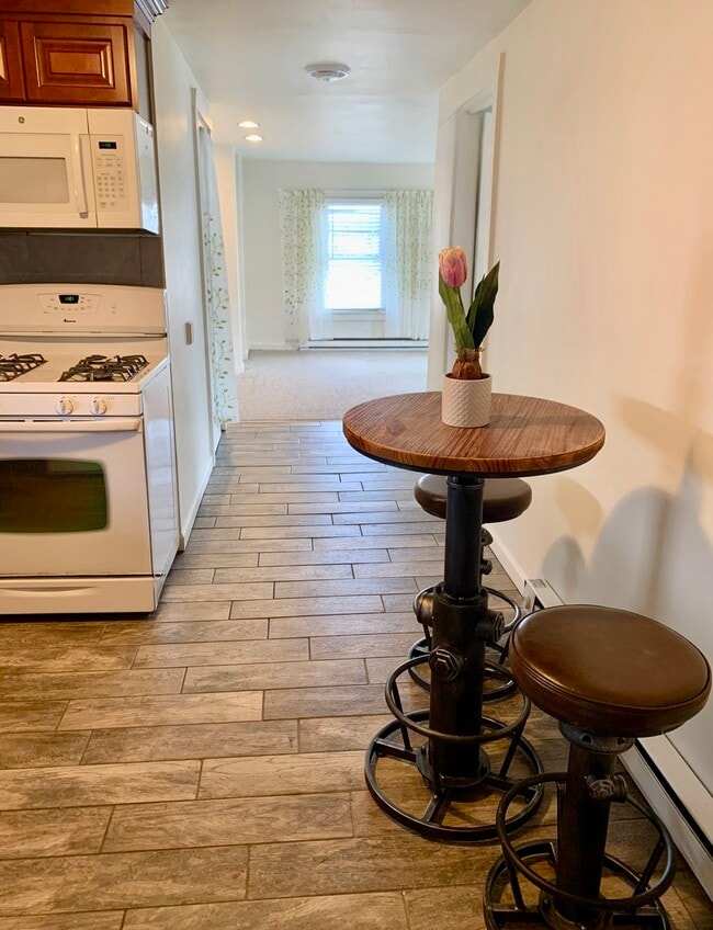 11 Meadow St, Unit 2 in Westfield, MA - Foto de edificio - Building Photo