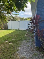 2113 E Lumsden Rd in Valrico, FL - Building Photo