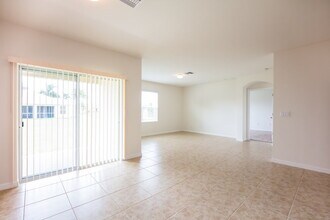 2558 Surfside Blvd in Cape Coral, FL - Building Photo - Building Photo