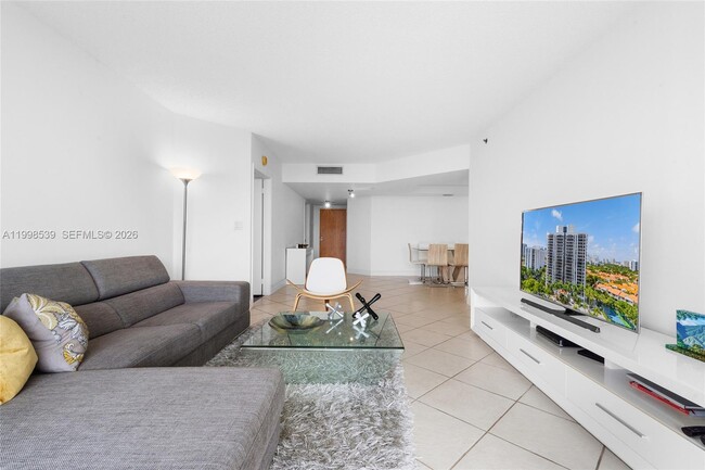 3598 Yacht Club Dr in Aventura, FL - Building Photo - Building Photo