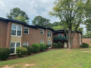 Parkwood Village Apartments in Raleigh, NC - Foto de edificio - Building Photo