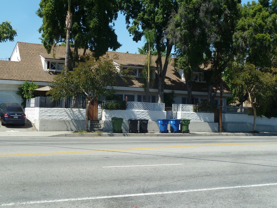 11667 Burbank Blvd in North Hollywood, CA - Building Photo