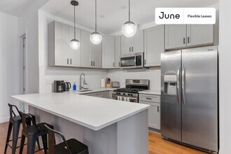 Adorable ROOM at The Monroe House, Unit 1 in New York, NY - Foto de edificio - Building Photo