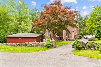 35 Armstrong Rd in Shelton, CT - Foto de edificio - Building Photo