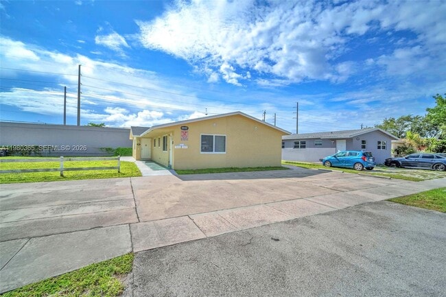 367 Phippen Waiters Rd in Dania Beach, FL - Foto de edificio - Building Photo