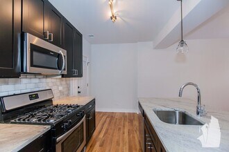 2211 W Eastwood Ave, Unit 2201-1W in Chicago, IL - Foto de edificio - Building Photo