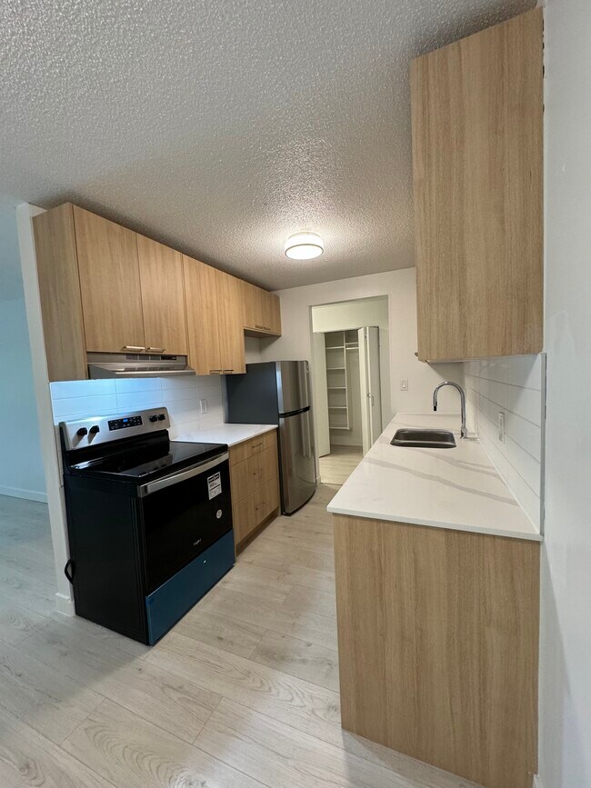 908 Berkley Rd in North Vancouver, BC - Building Photo - Building Photo