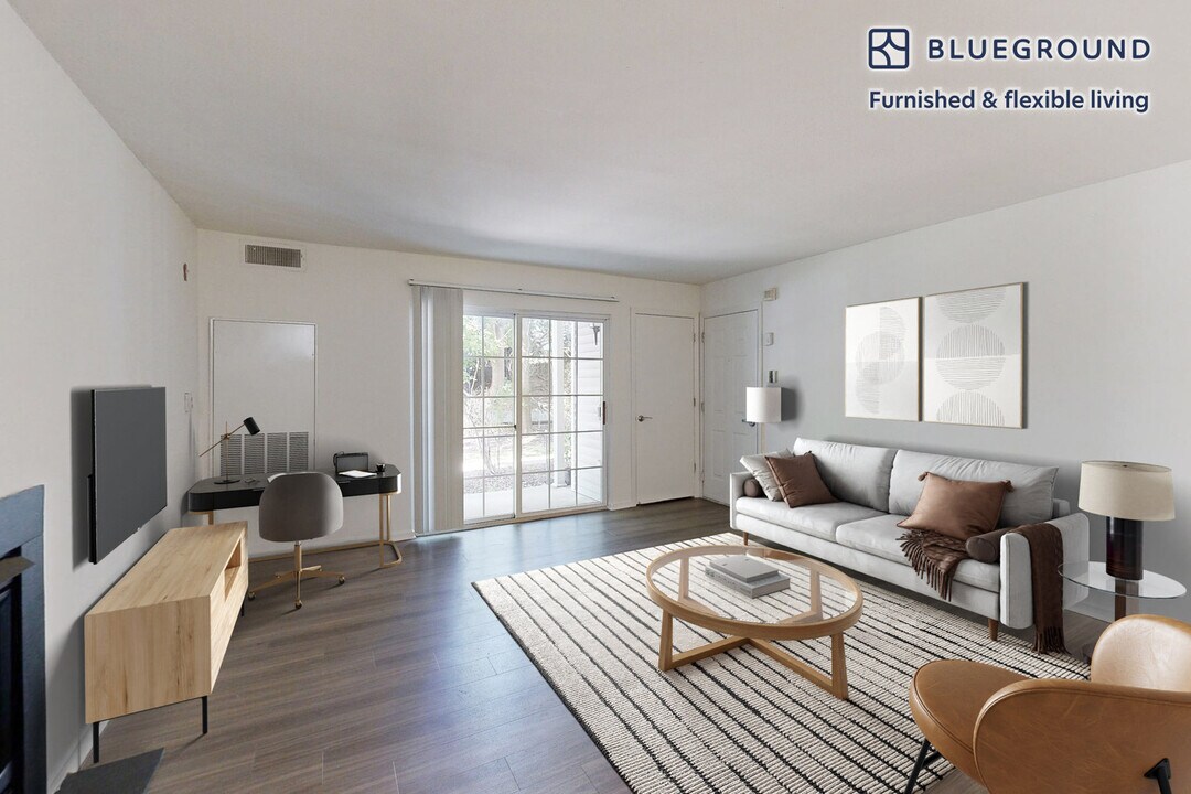 313 Avalon Cir in Smithtown, NY - Building Photo