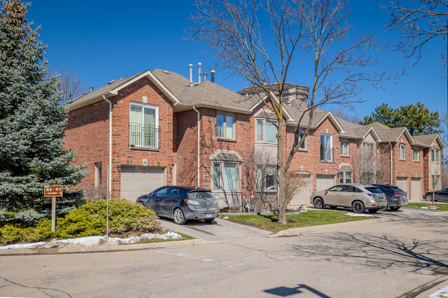 4643 Regents Terr in Mississauga, ON - Building Photo - Building Photo