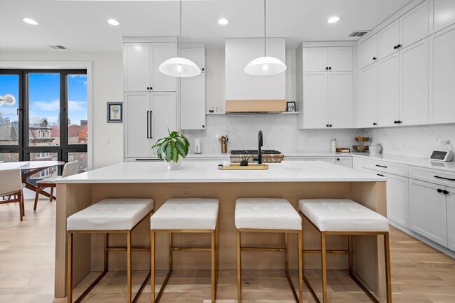 2021 W Erie St in Chicago, IL - Building Photo - Building Photo
